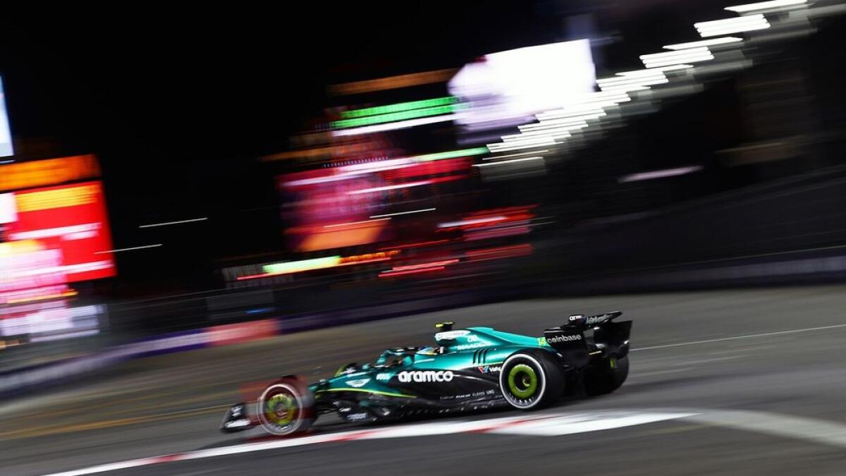 Fernando Alonso fête la fin de la saison F1 2025 au Qatar et à Abu Dhabi : une double déception pour le champion espagnol - Article F1 sur PitStopInsight