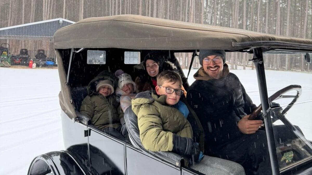Joey Logano fait déraper une Ford Model T de 1924 dans la neige - Article NASCAR sur PitStopInsight