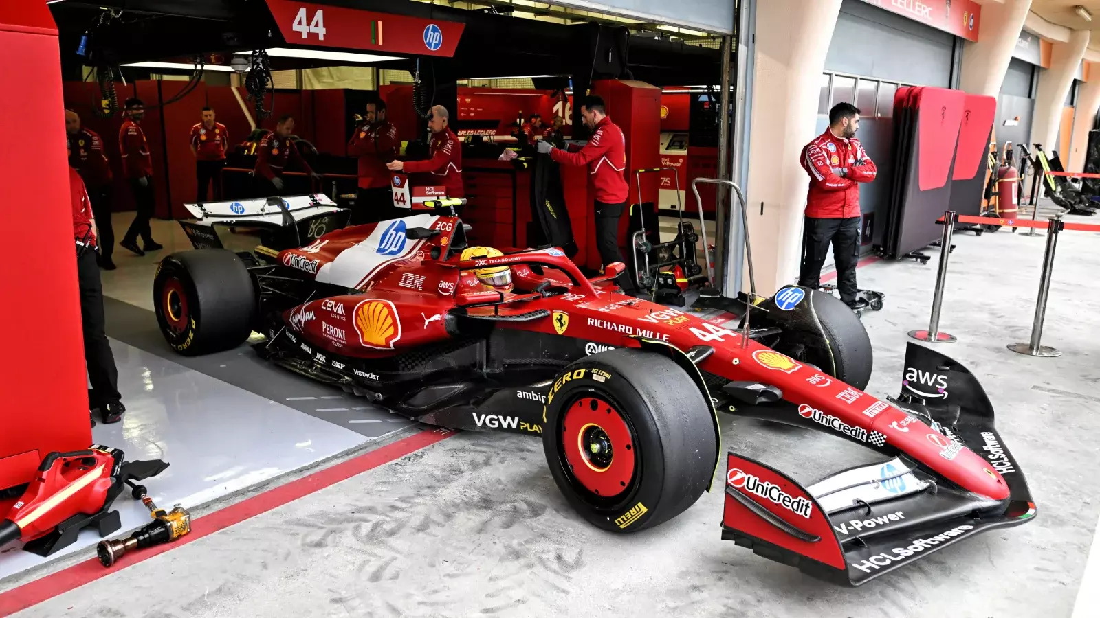Lewis Hamilton chez Ferrari 2025 : Un Nouveau Départ à Hauts Risques - Article F1 sur PitStopInsight