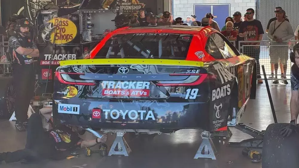 Finale NASCAR à Phoenix : défaillances des pneus Goodyear bouleversent la finale et posent des questions sur la fiabilité - Article NASCAR sur PitStopInsight