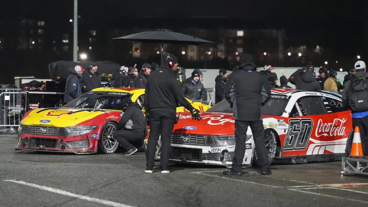 Pourquoi NASCAR a autorisé le ravitaillement sans pénalité tard dans le Clash à Bowman Gray - Article NASCAR sur PitStopInsight