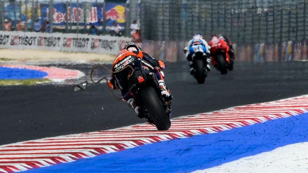 Problèmes de chaîne KTM MotoGP San Marino : Binder finit seul et Acosta frustré par des défaillances en course - Article MotoGP sur PitStopInsight