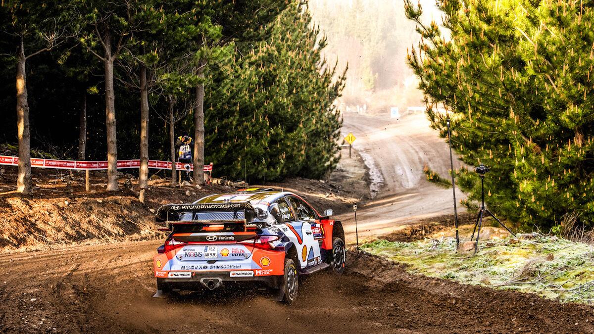 Rally Chile WRC pluie Evans Fourmaux Ogier: Evans prend la tête sous la pluie et bouleverse le classement - Article WRC sur PitStopInsight