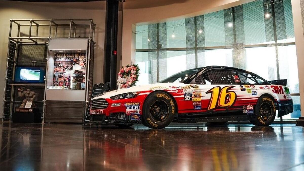 RFK Racing honore Greg Biffle avec une nouvelle exposition muséale centrée sur sa victoire de 2013 - Article NASCAR sur PitStopInsight