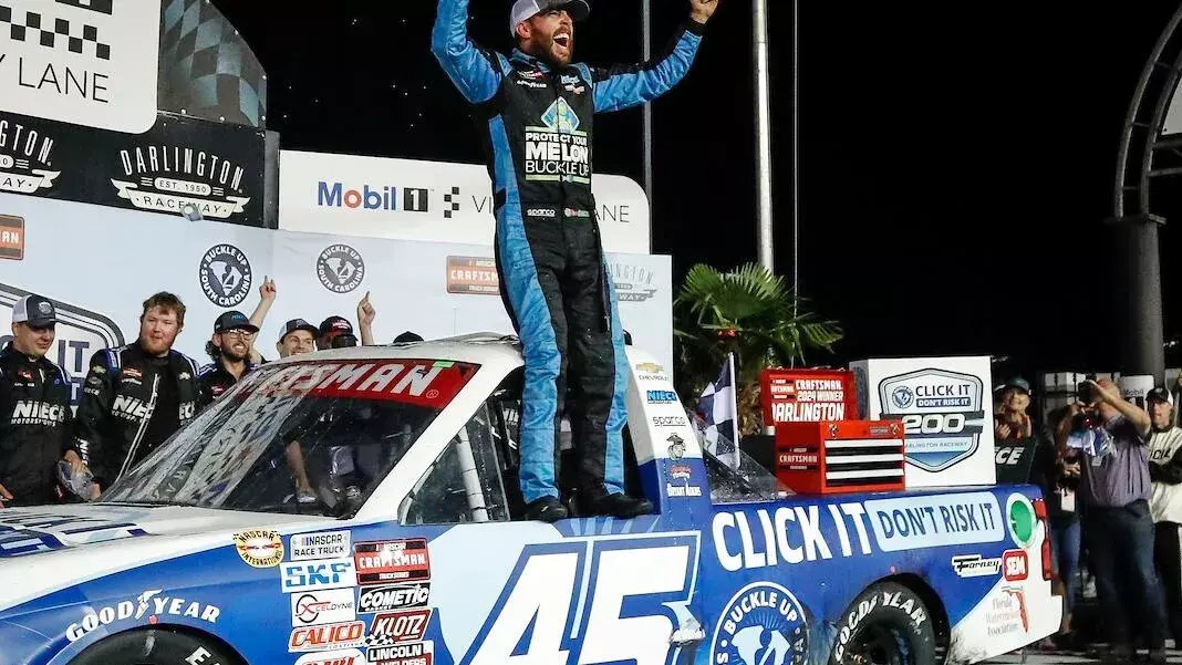 Ross Chastain maîtrise la gestion du carburant à Darlington pour assurer sa place dans les playoffs NASCAR - Article NASCAR sur PitStopInsight