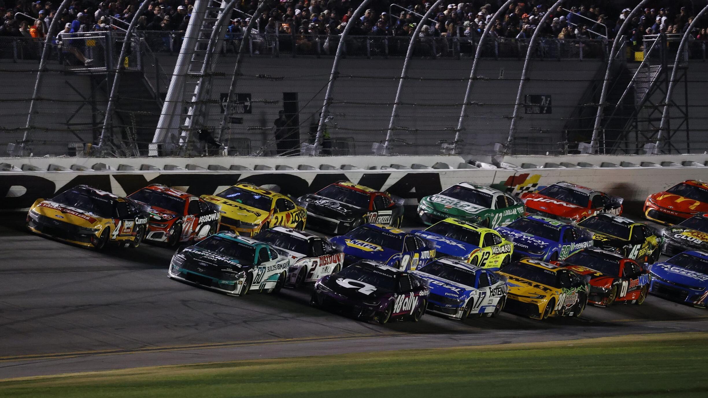 IShowSpeed s’essuie les gaz : Le youtubeur défie les pistes NASCAR à Daytona ! - Article NASCAR sur PitStopInsight