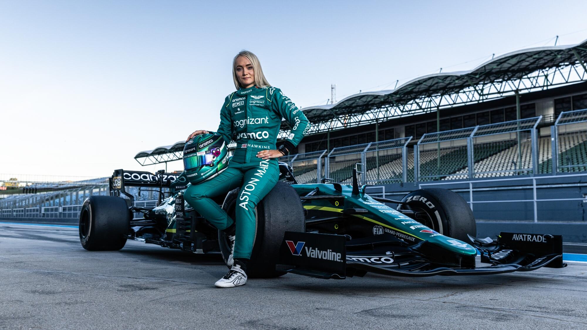jeune-femme-en-train-de-regarder-une-course-de-formule-1-or-more-simply--fille-f1---however,-a-more-precise-keyword-could-be--generation-z-femme-f1---the-best-keyword-is--jeune-femme-fan-f1_1.jpg