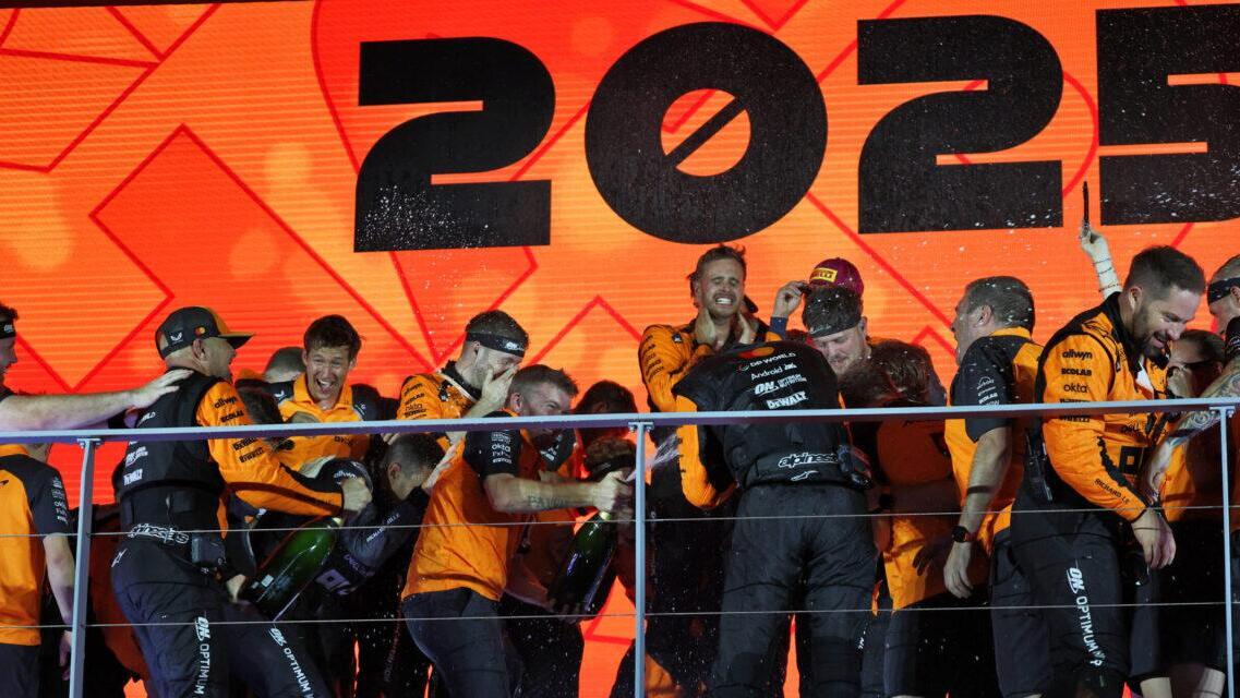 f1-2025-singapore-grand-prix-mclaren-constructors-champions-marina-bay_10.jpg