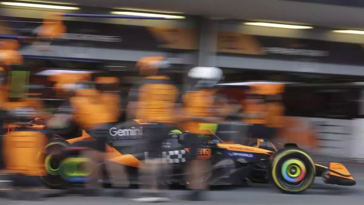 lando-norris-mclaren-azerbaijan-grand-prix-pit-stop-wind-f1_1.webp