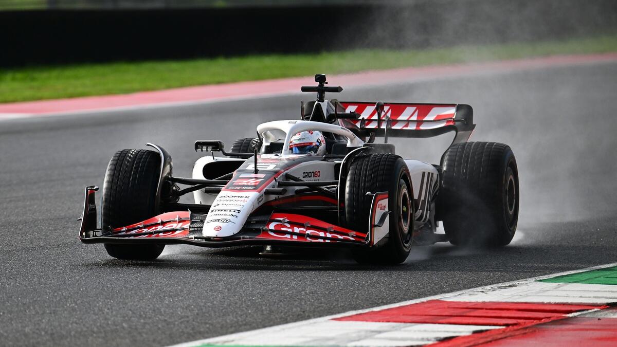 romain-grosjean-mugello-f1-test-haas-vf-23-pitlane-ovation_0.jpg