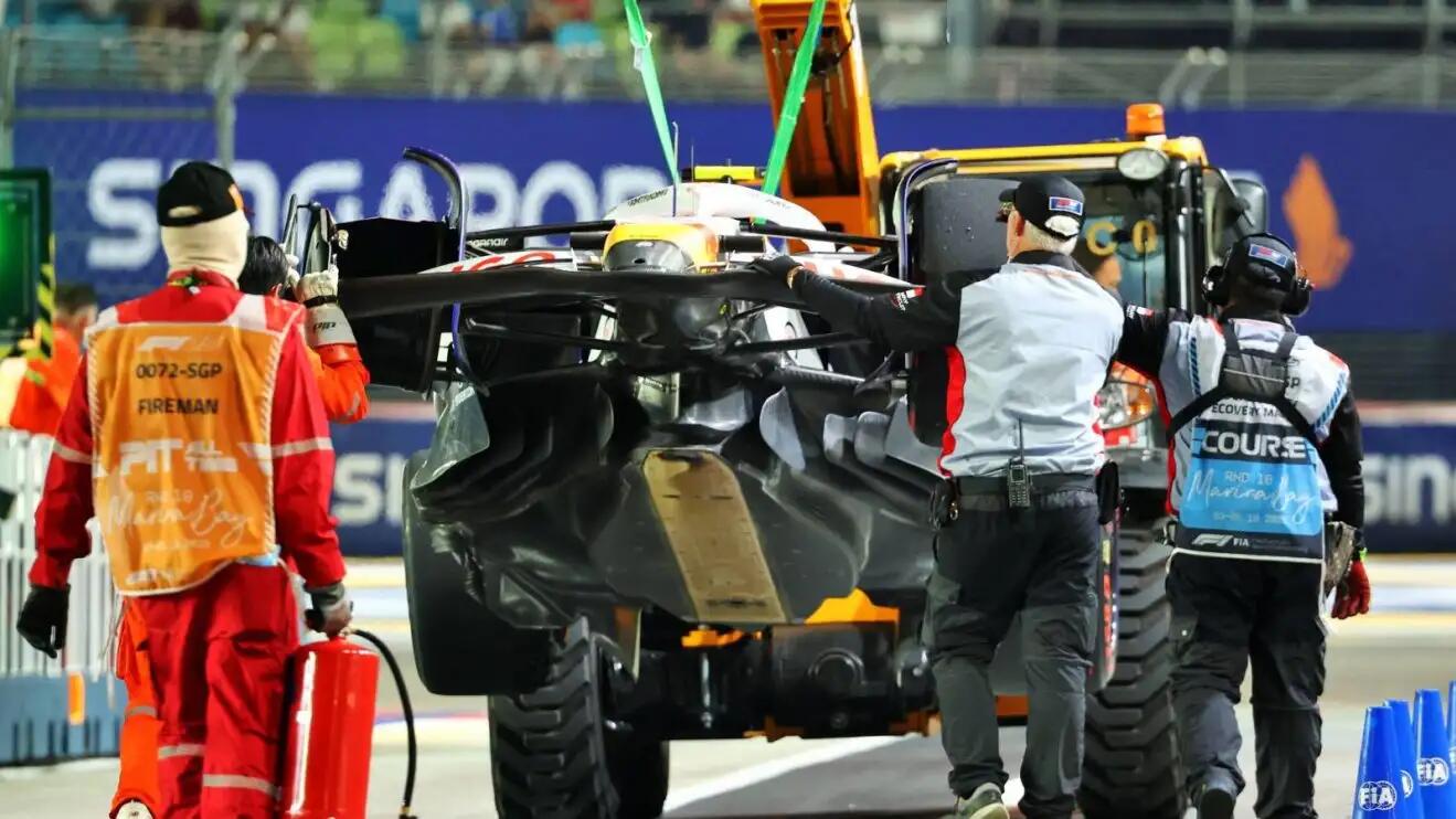 singapore-grand-prix-f1-practice-3-red-flag-hamilton-pit-lane-incident-liam-lawson-crash_0.jpg