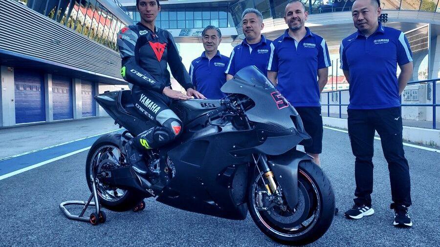 toprak-razgatlioglu-yamaha-motogp-test-valencia-aragon-2025_1.jpg