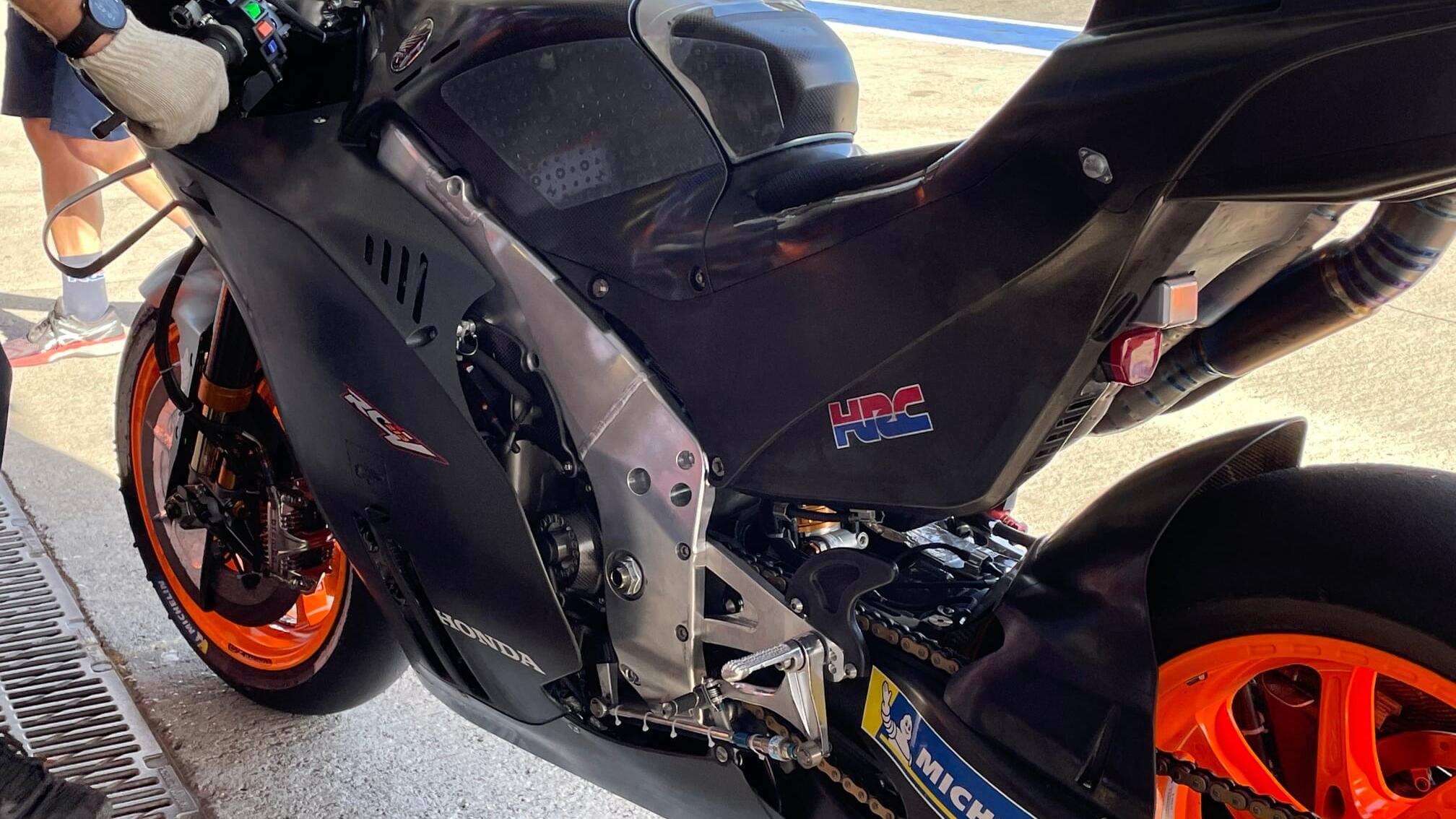 zarco-lcr-honda-rc213v-misano-test-carbon-fiber-fairing-air-intake-biplane-vertical-fin-spoon-under-rear-wheel_7.jpg
