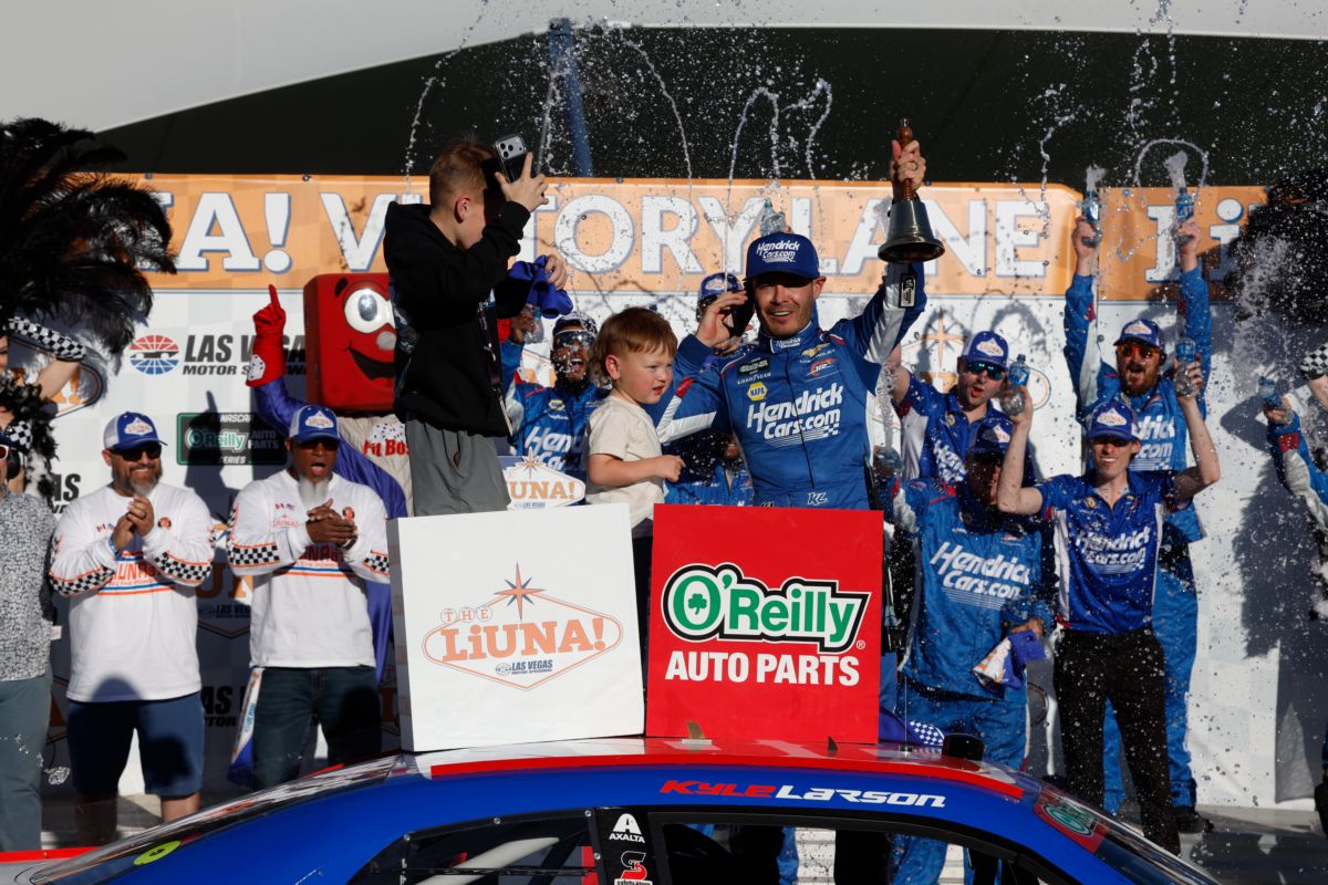 Denny Hamlin triomphe à Las Vegas en NASCAR Cup Series 2026 - Article Nascar en vedette sur PitStopInsight