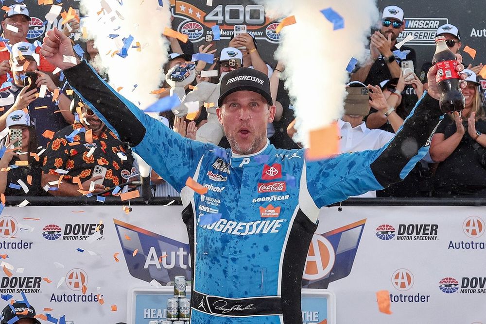 Denny Hamlin et son contrat avec Joe Gibbs Racing jusqu'en 2027 - Article Nascar en vedette sur PitStopInsight