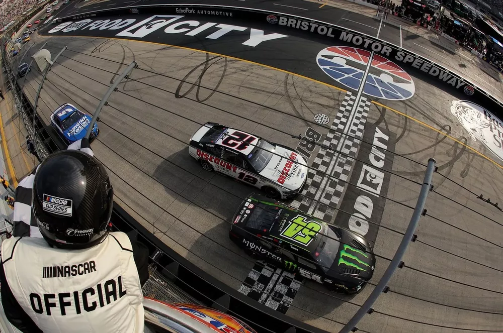 Ty Gibbs triomphe au Food City 500 de Bristol en photo-finish historique - Article Nascar en vedette sur PitStopInsight