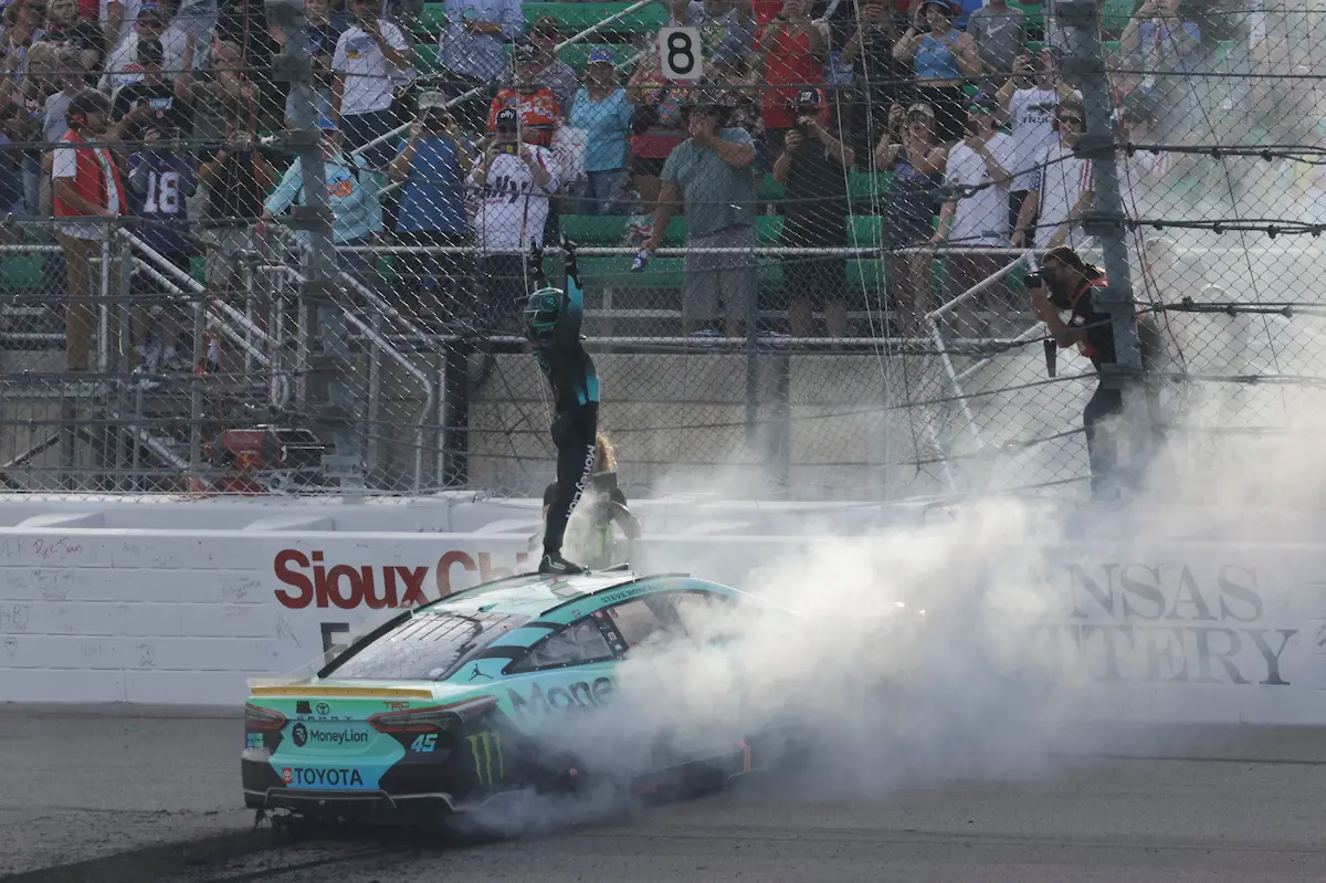 Tyler Reddick triomphe à Kansas Speedway en NASCAR Cup 2026 - Article Nascar en vedette sur PitStopInsight