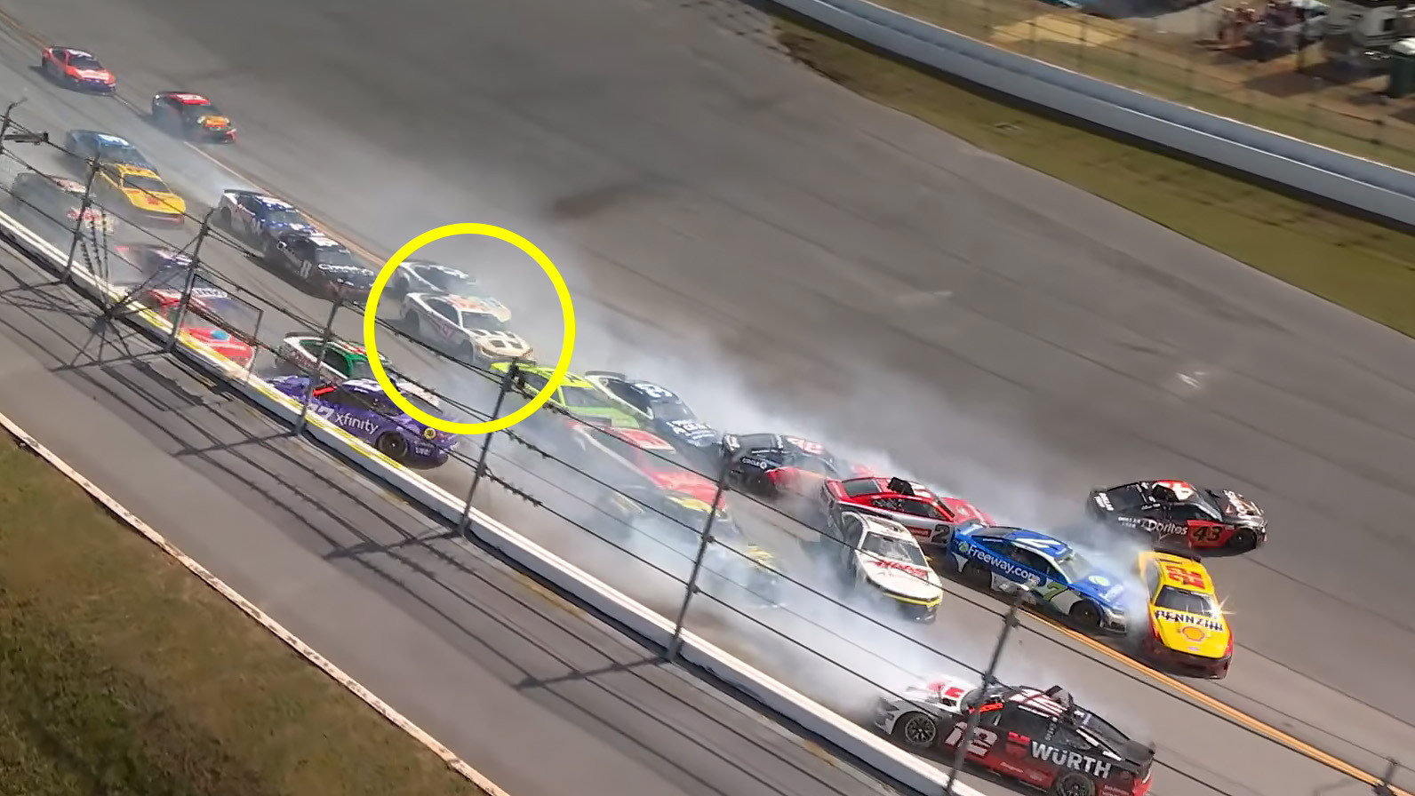 Crash massif de 26 voitures à Talladega : le pire du superspeedway en NASCAR - Article Nascar en vedette sur PitStopInsight