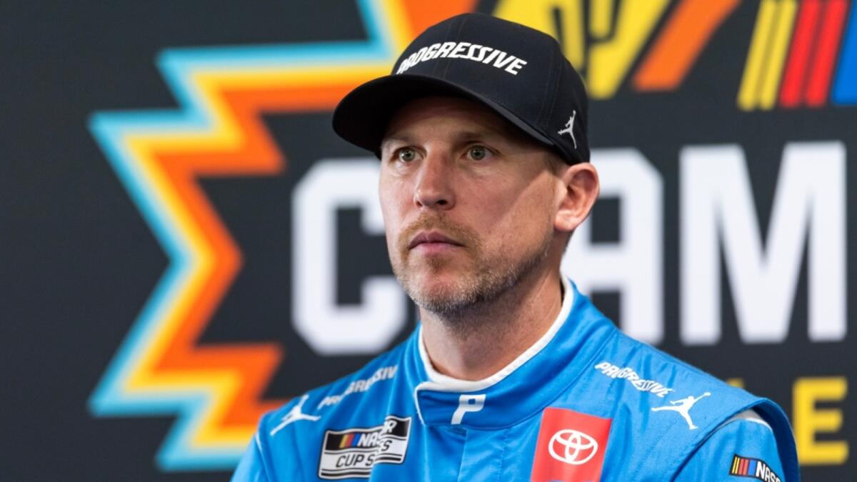 Denny Hamlin demande des excuses aux animateurs de SiriusXM NASCAR Radio après le procès impliquant 23XI et Front Row Motorsports - Article NASCAR sur PitStopInsight