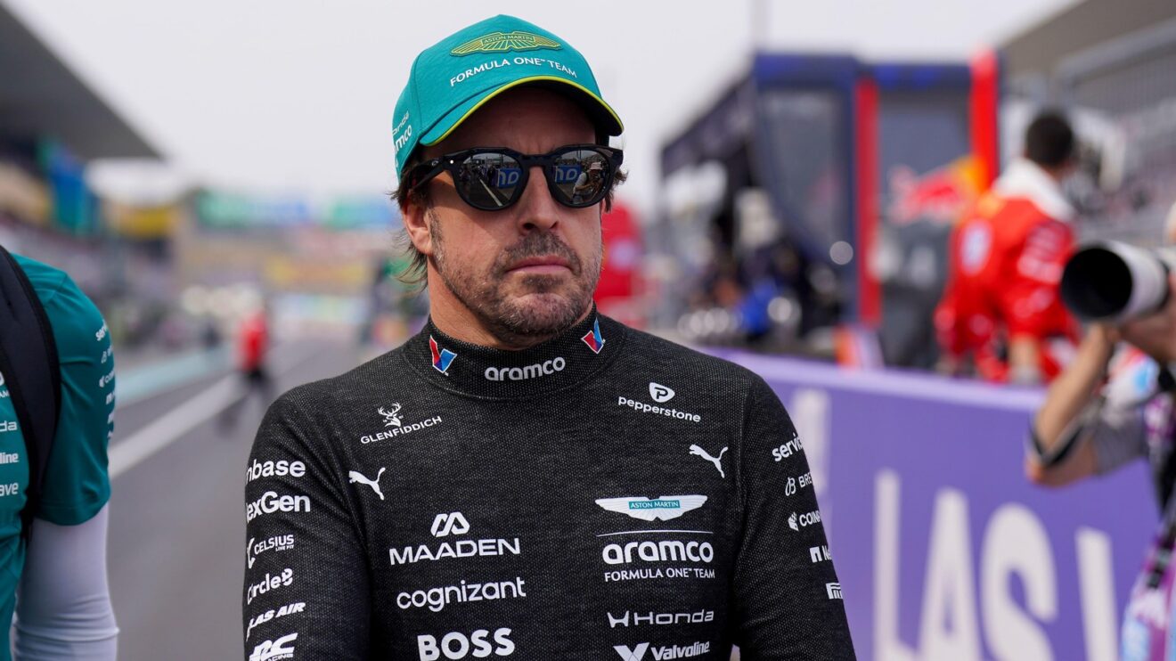 Fernando Alonso fixe une date pour sa décision sur l'avenir en F1 - Article F1 en vedette sur PitStopInsight