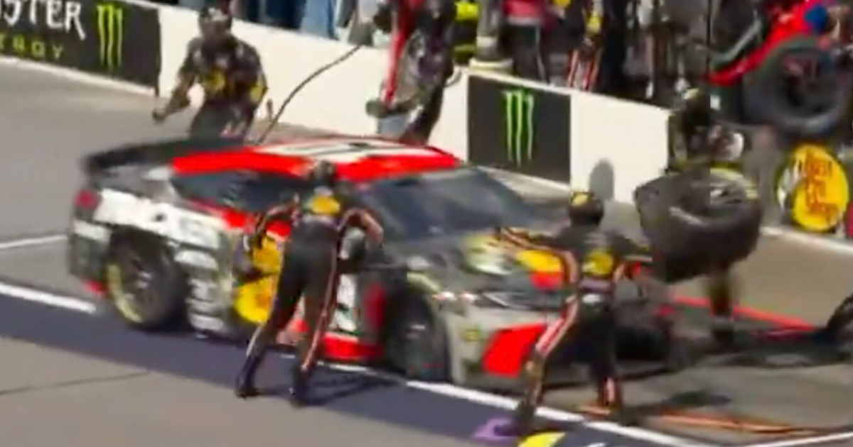 Après une échappée belle, la voiture de joey logano est détruite dans un incident sur la voie des stands à texas - Article Nascar sur PitStopInsight