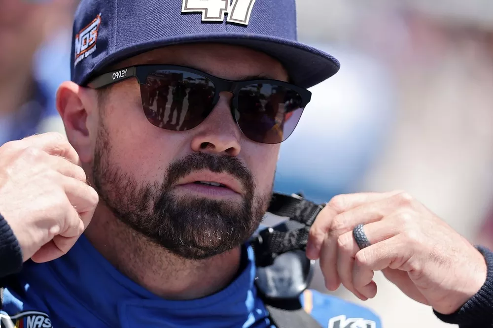 Ricky Stenhouse Jr. prolonge avec Hyak Motorsports pour plusieurs années - Article Nascar en vedette sur PitStopInsight