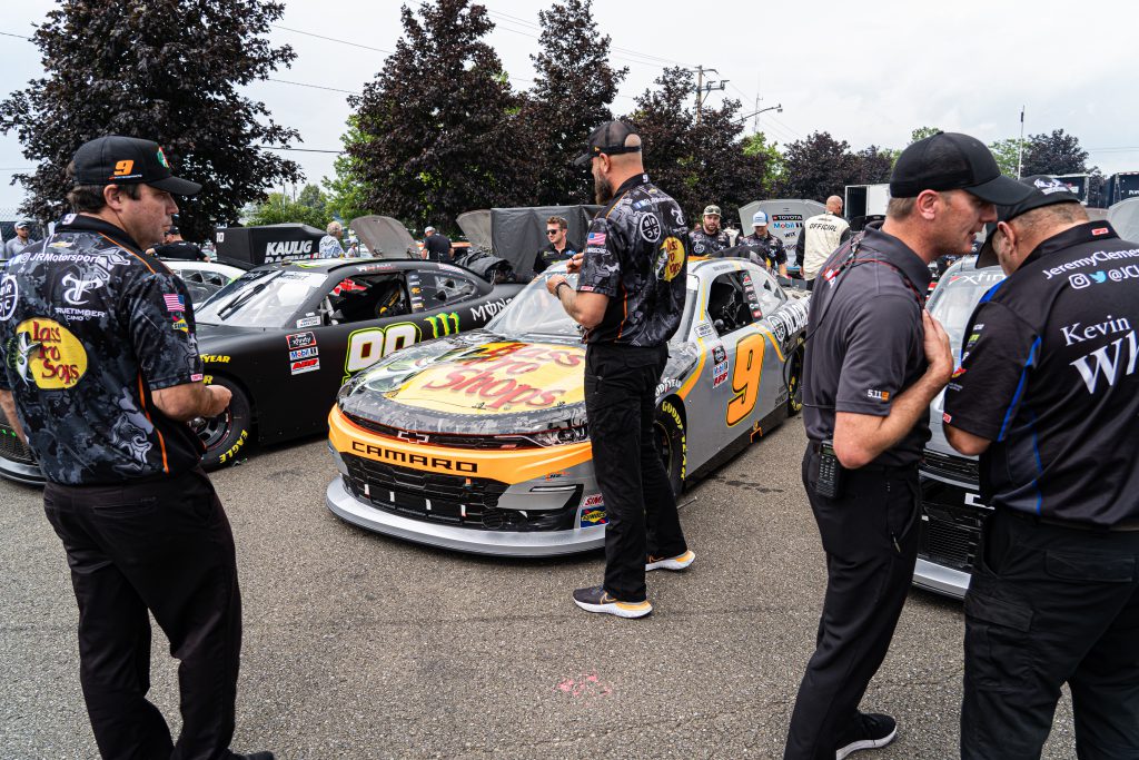 Un geste héroïque de Donovan Williams pour protéger Amanda Busick à Dover - Article Nascar en vedette sur PitStopInsight