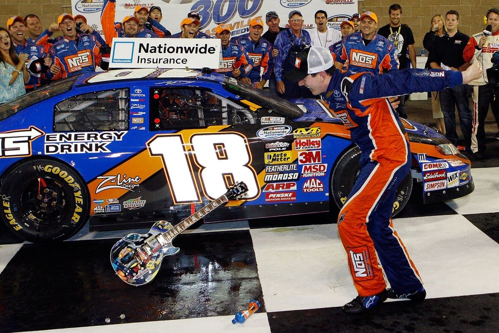 Kyle Busch fracasse la guitare à Nashville en 2009 - Article Nascar en vedette sur PitStopInsight