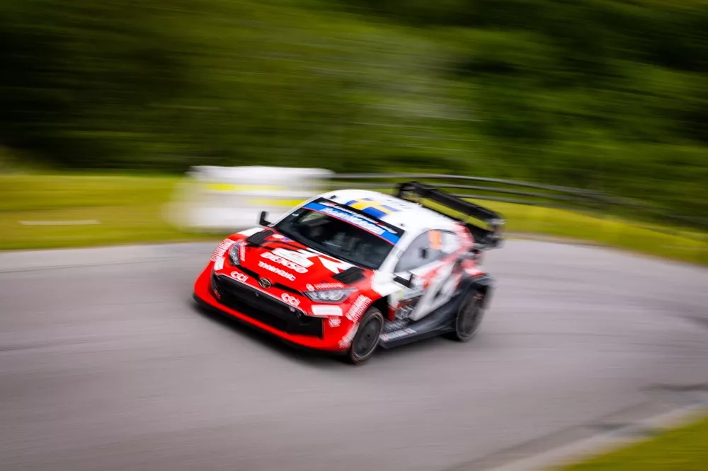 Solberg sort de la route au Japon : vitesse contre constance - Article WRC en vedette sur PitStopInsight