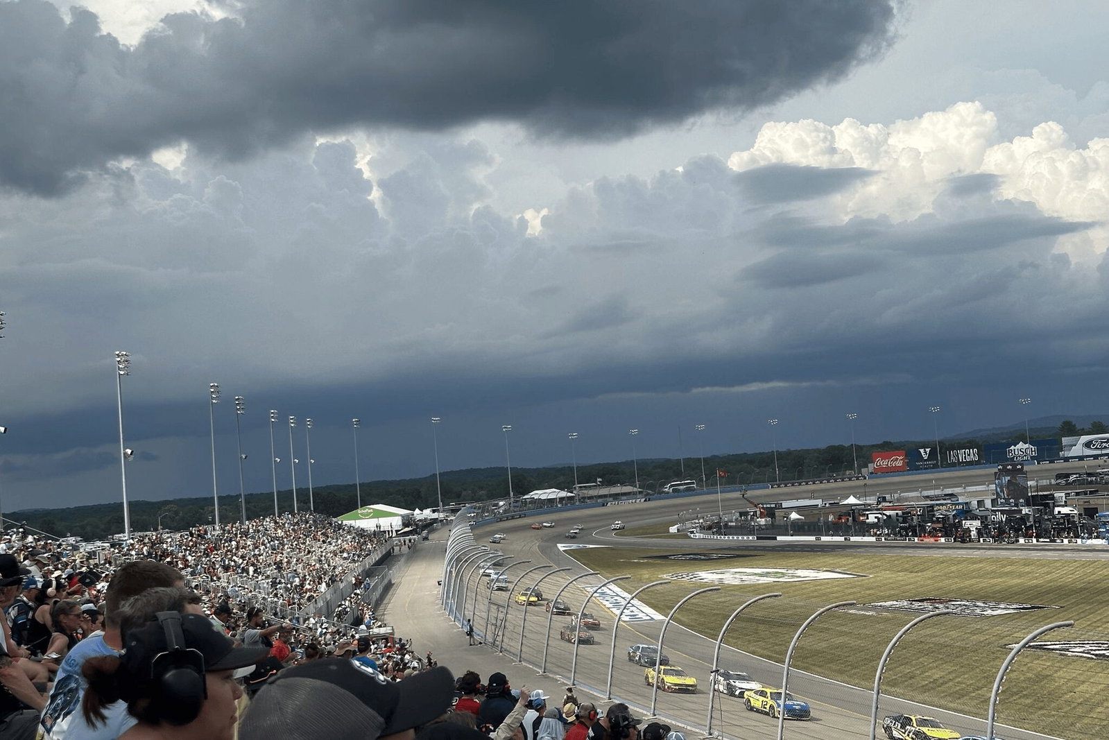 NASCAR Cup Nashville 2026 : départ retardé par les orages - Article Nascar en vedette sur PitStopInsight