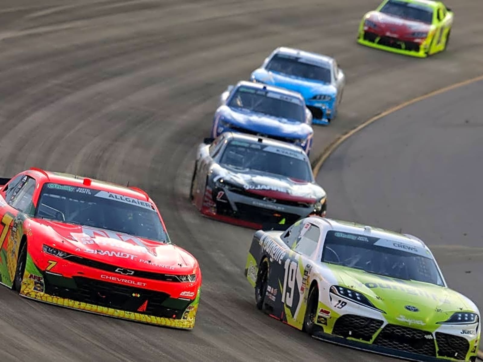 Denny Hamlin triomphe à Nashville dans un final frénétique - Article Nascar en vedette sur PitStopInsight