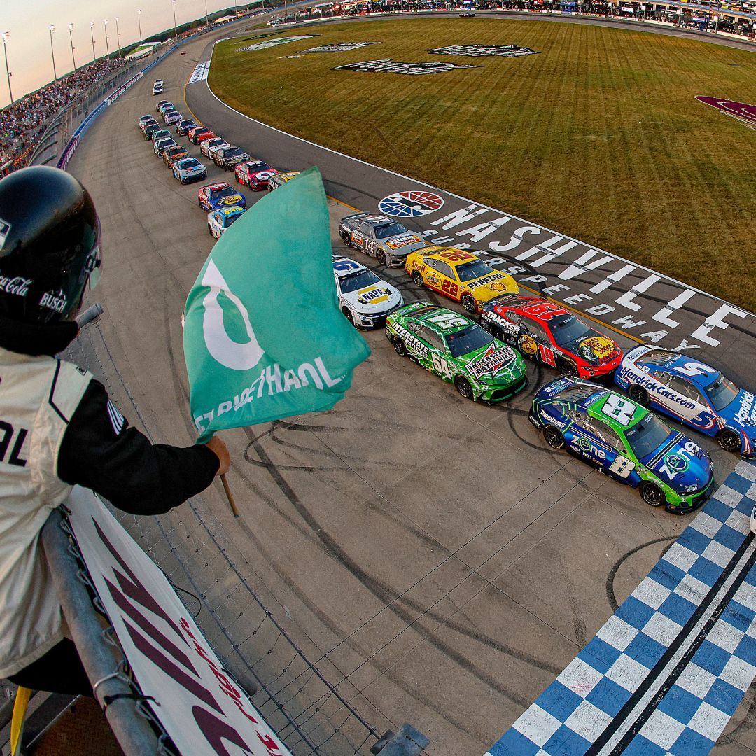 Denny Hamlin vainqueur à Nashville 2026 dans un finish à trois - Article Nascar en vedette sur PitStopInsight
