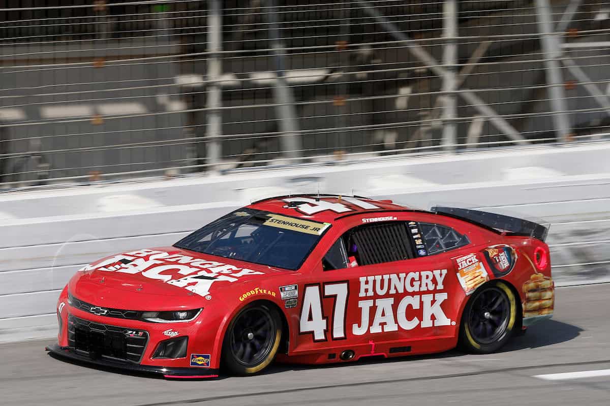 Stenhouse Quatrième à Nashville : la Charge de la Petite Équipe Hyak - Article Nascar en vedette sur PitStopInsight