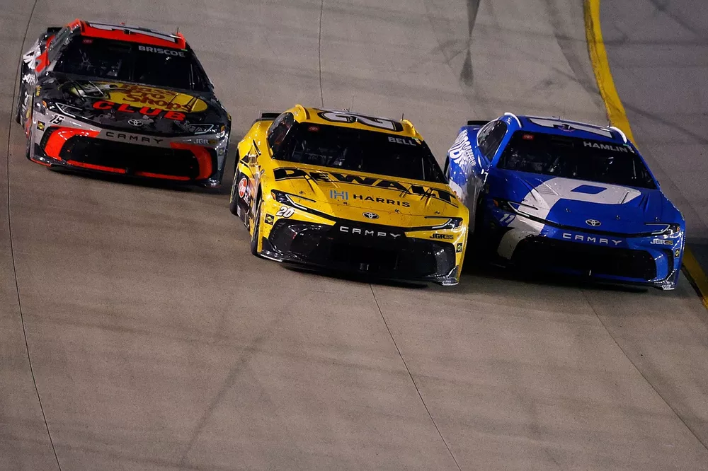 Denny Hamlin remporte Nashville 2026 dans un final JGR - Article Nascar en vedette sur PitStopInsight
