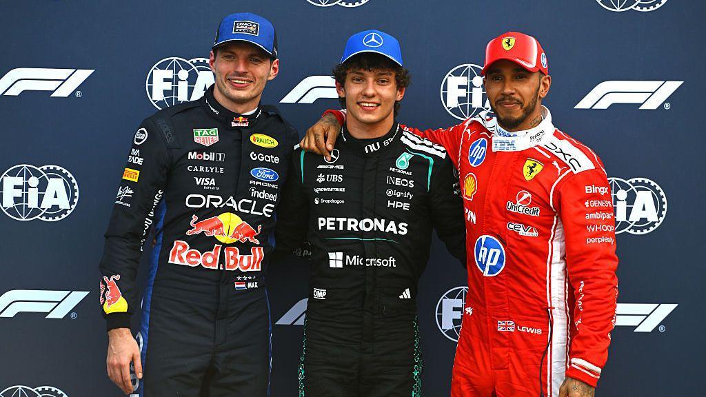 Russell face à Antonelli : le style de pilotage en question à Monaco 2026 - Article F1 en vedette sur PitStopInsight