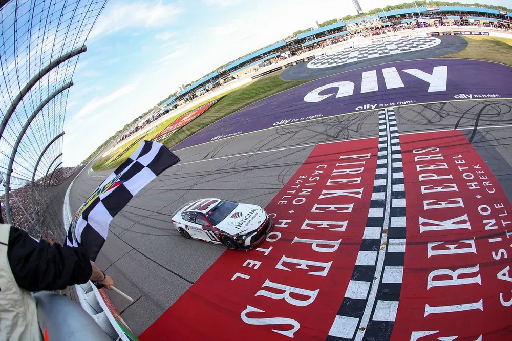 Hamlin domine le Michigan 2026 avec 11 secondes d'avance - Article Nascar en vedette sur PitStopInsight