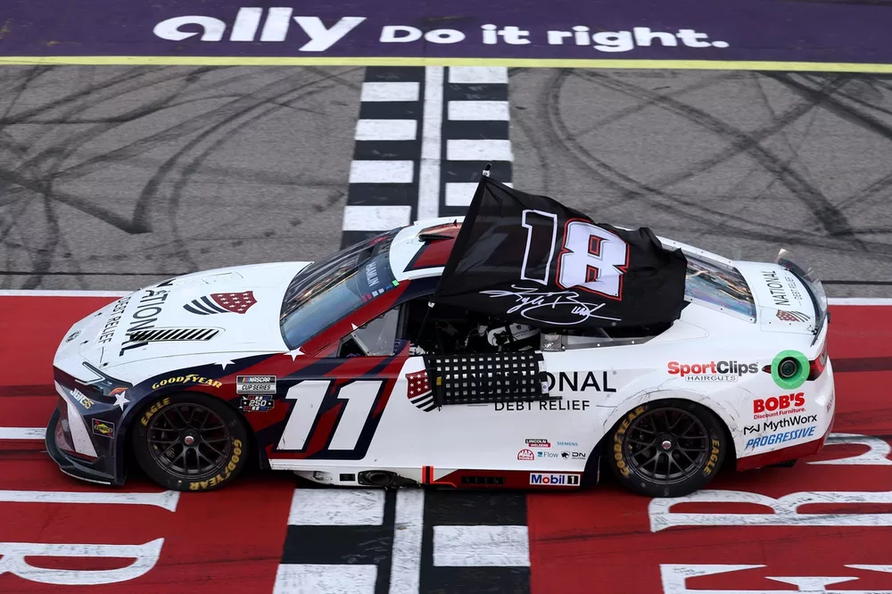 Denny Hamlin à 45 ans : l'expérience au sommet - Article Nascar en vedette sur PitStopInsight