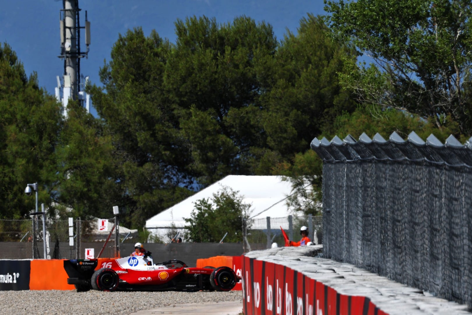 leclerc-crash-barcelona_1.jpeg