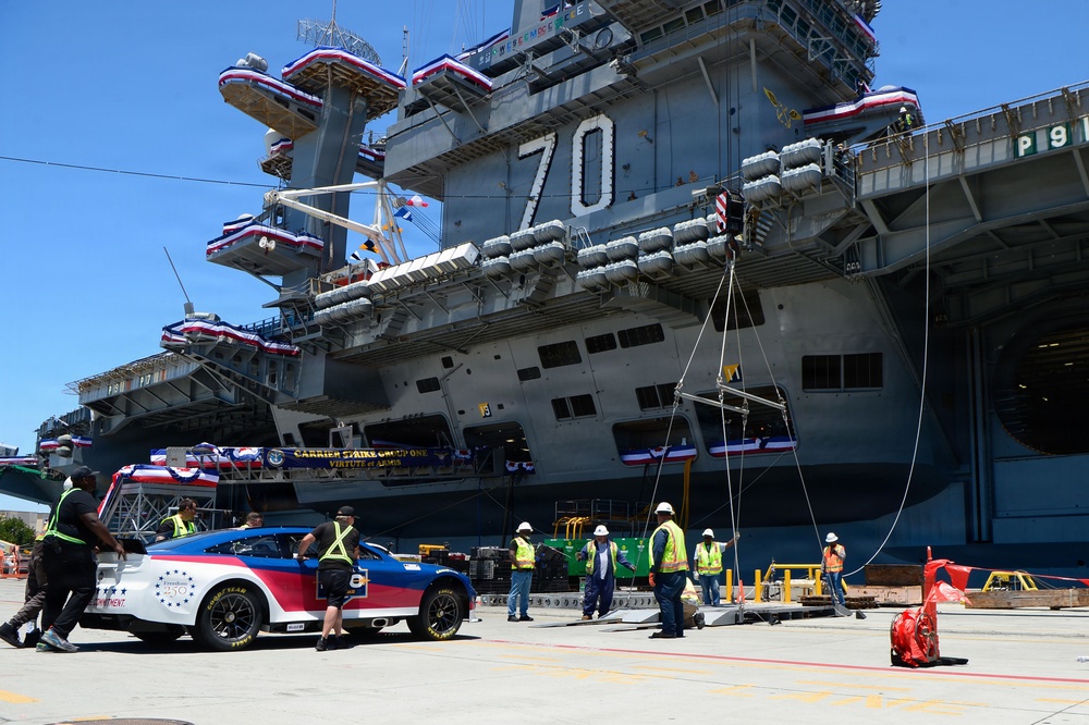 Dale Earnhardt Jr. depuis le USS Carl Vinson - Article Nascar en vedette sur PitStopInsight