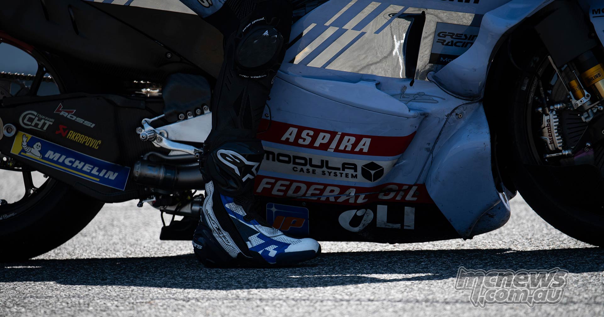 Interdiction Holeshot MotoGP : Risques au Freinage Contre Wheelies sur la Ligne Droite - Article MotoGP en vedette sur PitStopInsight