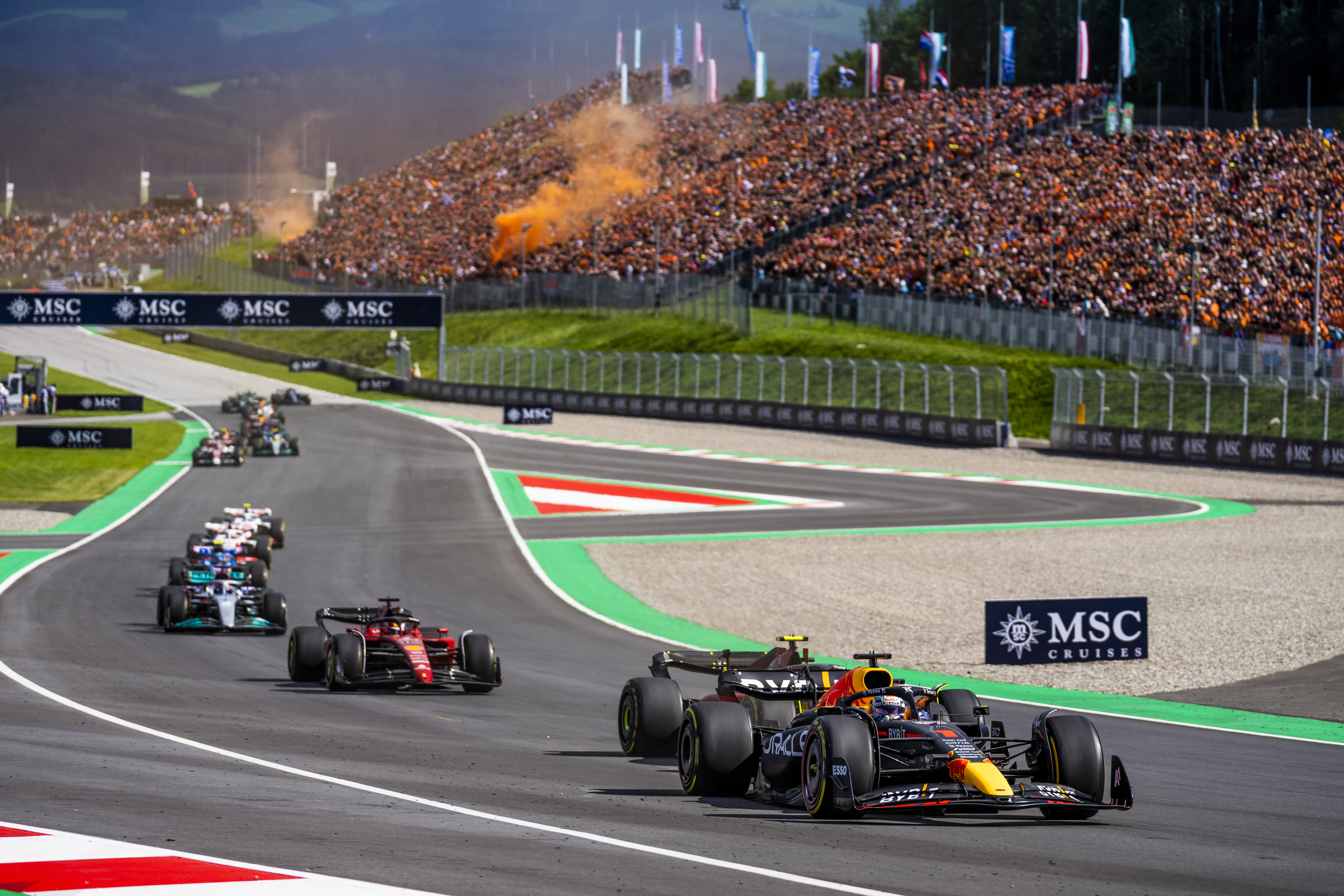 GP d'Autriche 2026 : Russell profite de l'erreur stratégique Red Bull - Article F1 en vedette sur PitStopInsight