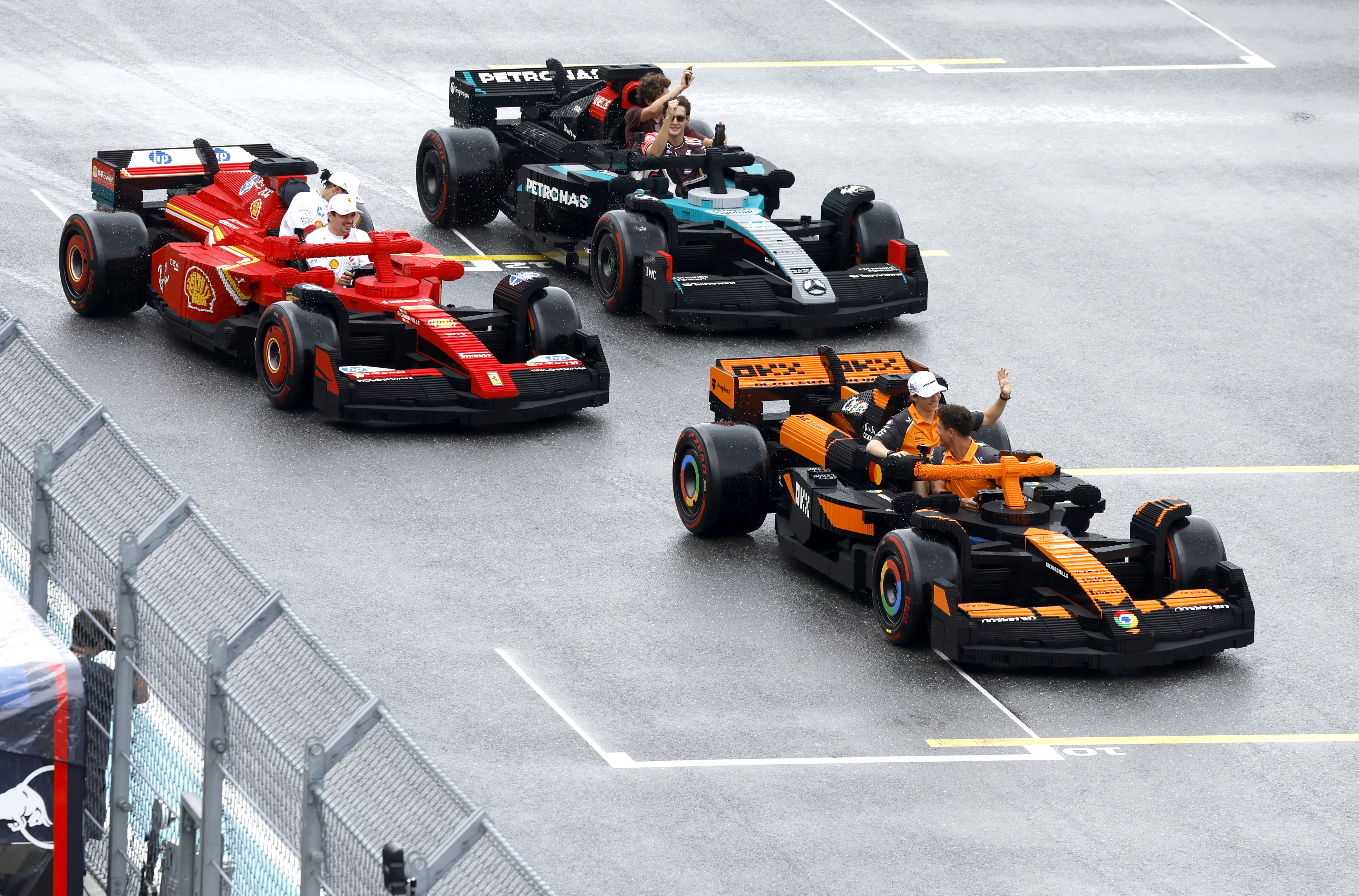 Hamilton et la parade Lego 2026 : malaise commercial à Silverstone - Article F1 en vedette sur PitStopInsight
