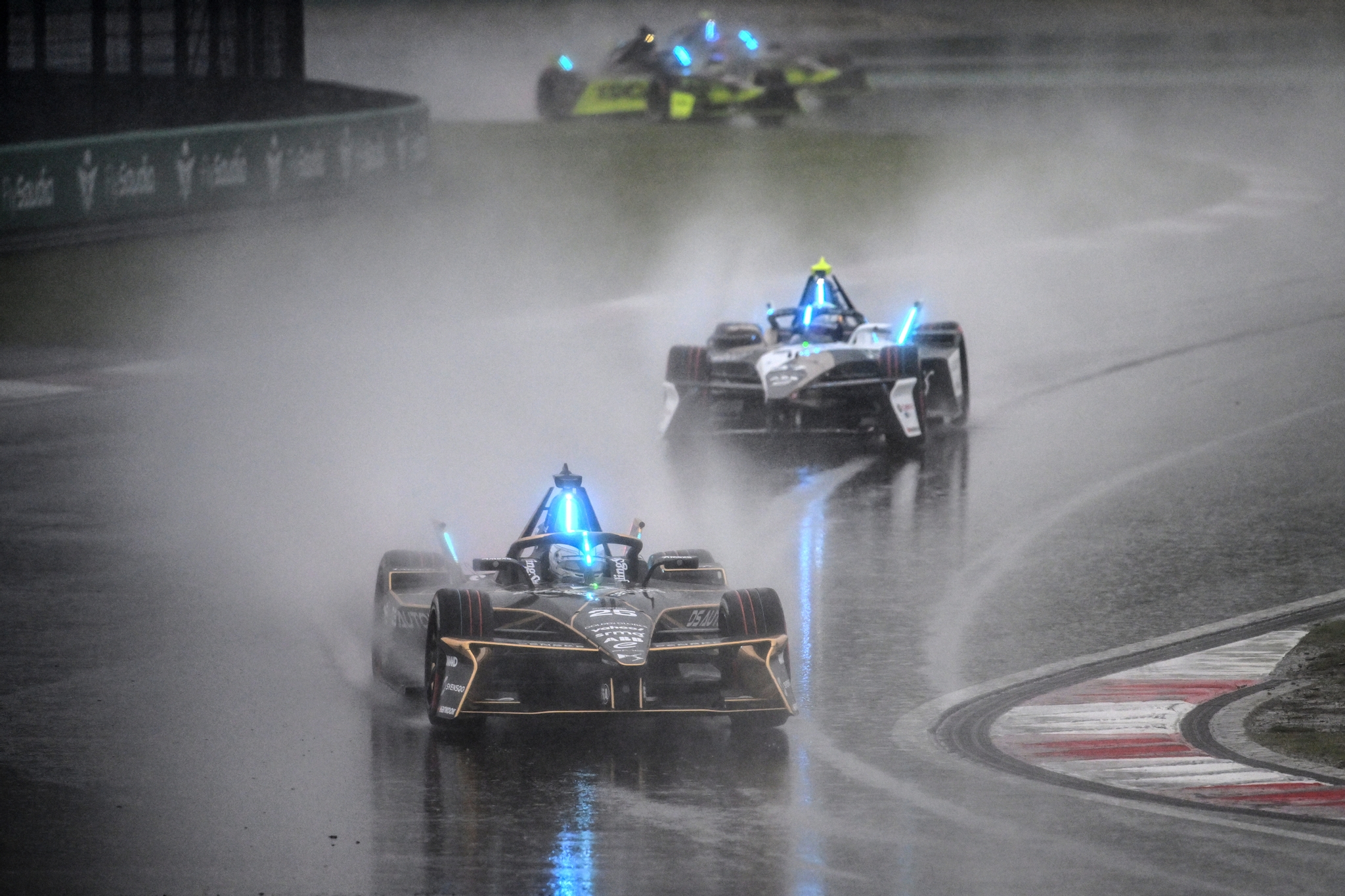 ds-e-tense-fe25-shanghai-rain-race_1.jpg