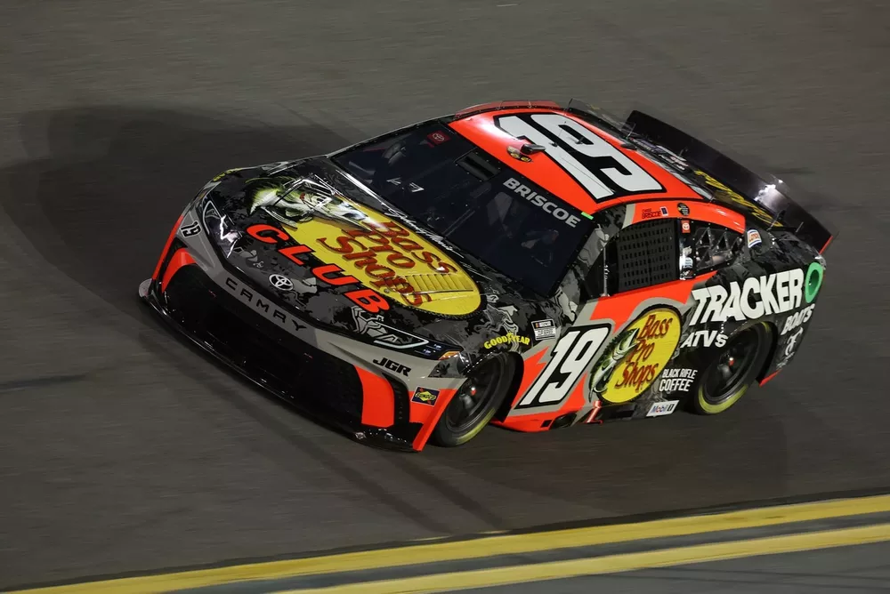 nascar-undercut-victory-briscoe-daytona-1.5-mile_2.webp