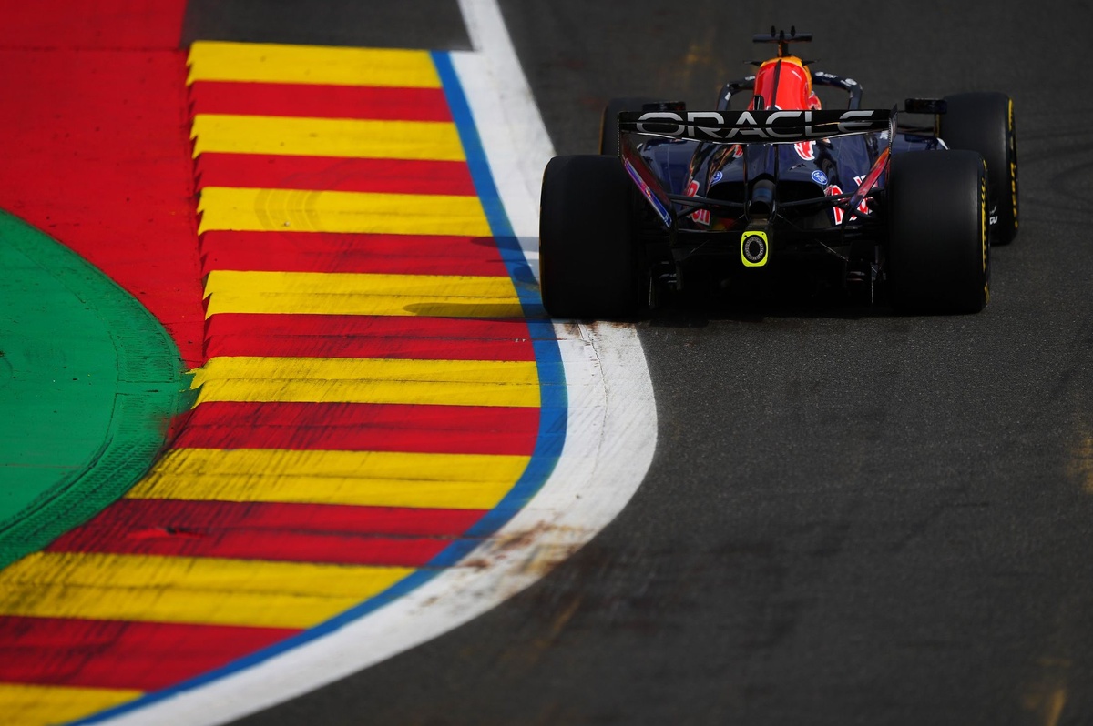 rotating-wing-mercedes-red-bull-rb22-macarena_0.jpg