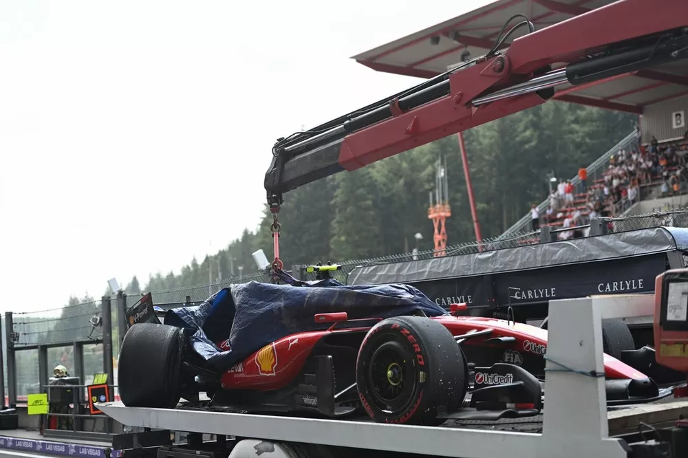 hamilton-crash-fp3-ferrari-sf-26_0.webp